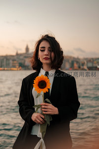 海边夕阳手捧向日葵