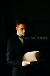 暗调光影中专注阅读