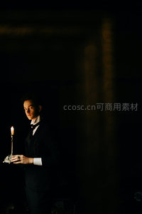 烛光下的绅士侧影