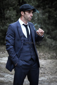 复古绅士林间吸烟沉思