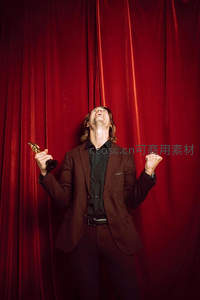 获奖者红幕前欢呼雀跃