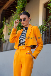 橙色套装女郎街拍酷飒