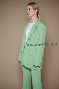 薄荷绿西装的简约美学