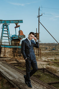 油井旁西装男摆拍