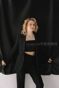 黑衣女模展臂凝望