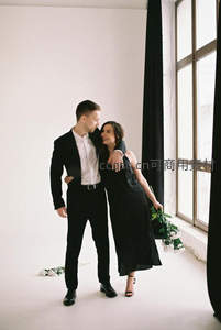 情侣相拥窗边微笑