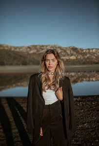 湖畔山景中的优雅女性身影