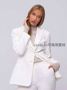 优雅女性白色西装姿态特写