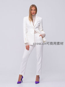 白色西装套装搭配紫色高跟鞋