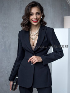 微笑女郎佩戴珍珠项链