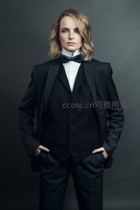 金发女郎黑礼服正装