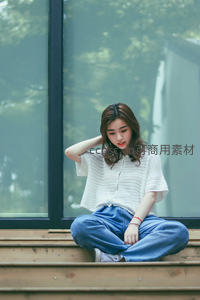 少女窗边盘腿坐享受午后宁静