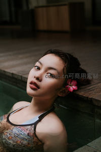 池畔花饰的静谧时光