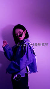 紫光下的酷飒牛仔女孩