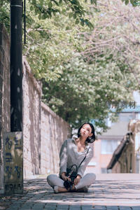 街角树荫下静坐的摄影师