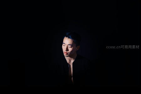 暗影中侧脸沉思的男子