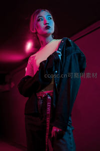 霓虹光影下的时尚少女