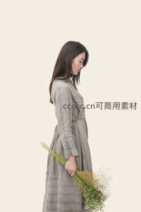 灰裙少女手捧野花侧影