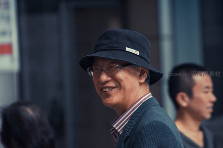 街头微笑的长者，温暖如阳光