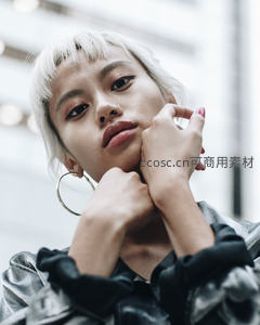 银发时尚青年特写，个性妆容吸睛