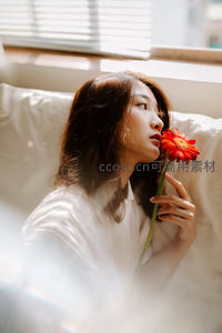 窗边闻花香的宁静时刻