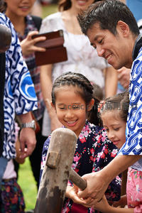 父女共度欢乐时光，传统游戏笑语盈盈