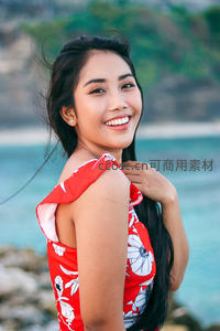 海边红裙少女回眸一笑，碧海蓝天映衬美丽