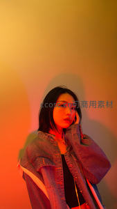 霓虹光影下酷女孩牛仔外套写真