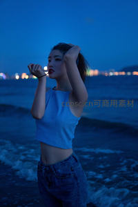 夜幕海边少女沉思剪影