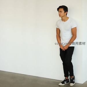 白衣青年靠墙沉思的简约瞬间