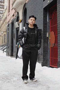 雪巷青年，黑色穿搭显酷