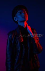 霓虹光影中酷帅皮衣青年