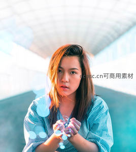 光影中的少女凝视镜头