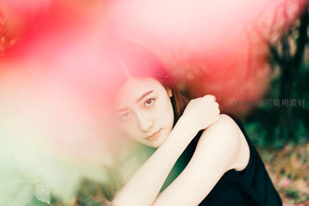 花影下的侧颜柔光写真