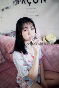 居家少女惬意饮水时光