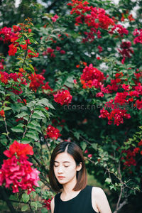 花海中闭目沉思的静谧女子