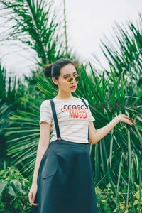 绿植环绕下的时尚酷女孩