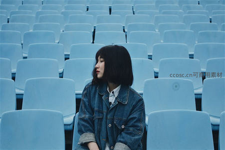 蓝调座椅中的沉思少女