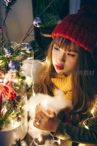 圣诞灯饰旁的温馨女孩