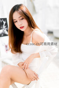 白衣女子优雅静坐