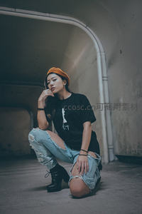 街头酷女孩蹲姿写真，橙色贝雷帽抢镜
