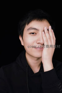 黑衣青年微笑遮眼特写