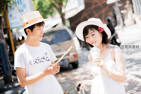 情侣街头共度悠闲时光