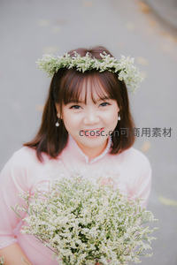 花环少女手捧满天星微笑