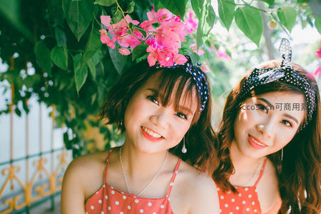 花丛下的双胞胎姐妹，笑容灿烂