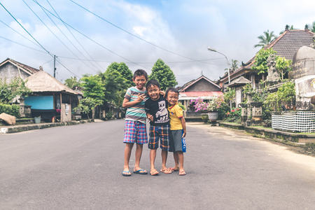 乡村小路上，三个男孩的快乐时光