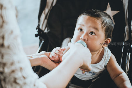 母亲温柔喂养婴儿，爱意满满