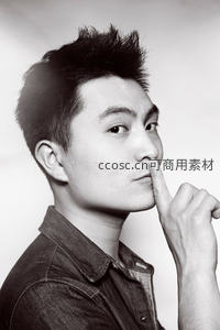 黑白肖像中男子指尖轻触唇边