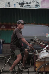 街头三轮车夫专注骑行