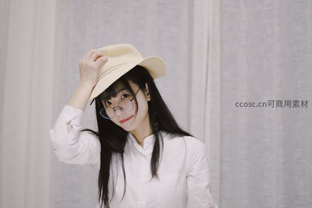 戴帽少女微笑回眸，清新文艺范十足